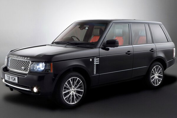Range rover көлігі сұр фонда