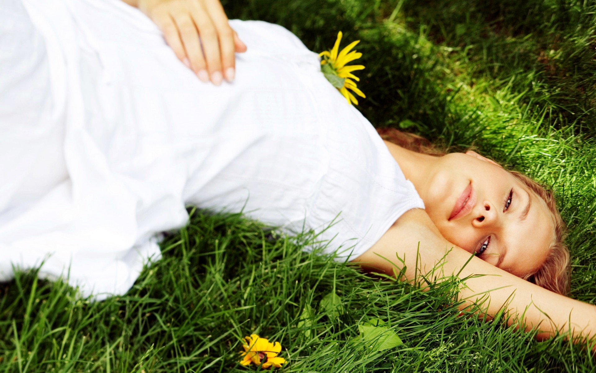 шөп релаксация көгалдар табиғат жаз шөп шабу демалыс ашық ауада әйел ұйқы өріс саябақ жас қалғаны әдемі қыз сүйкімді гүл бақыт әйелдер