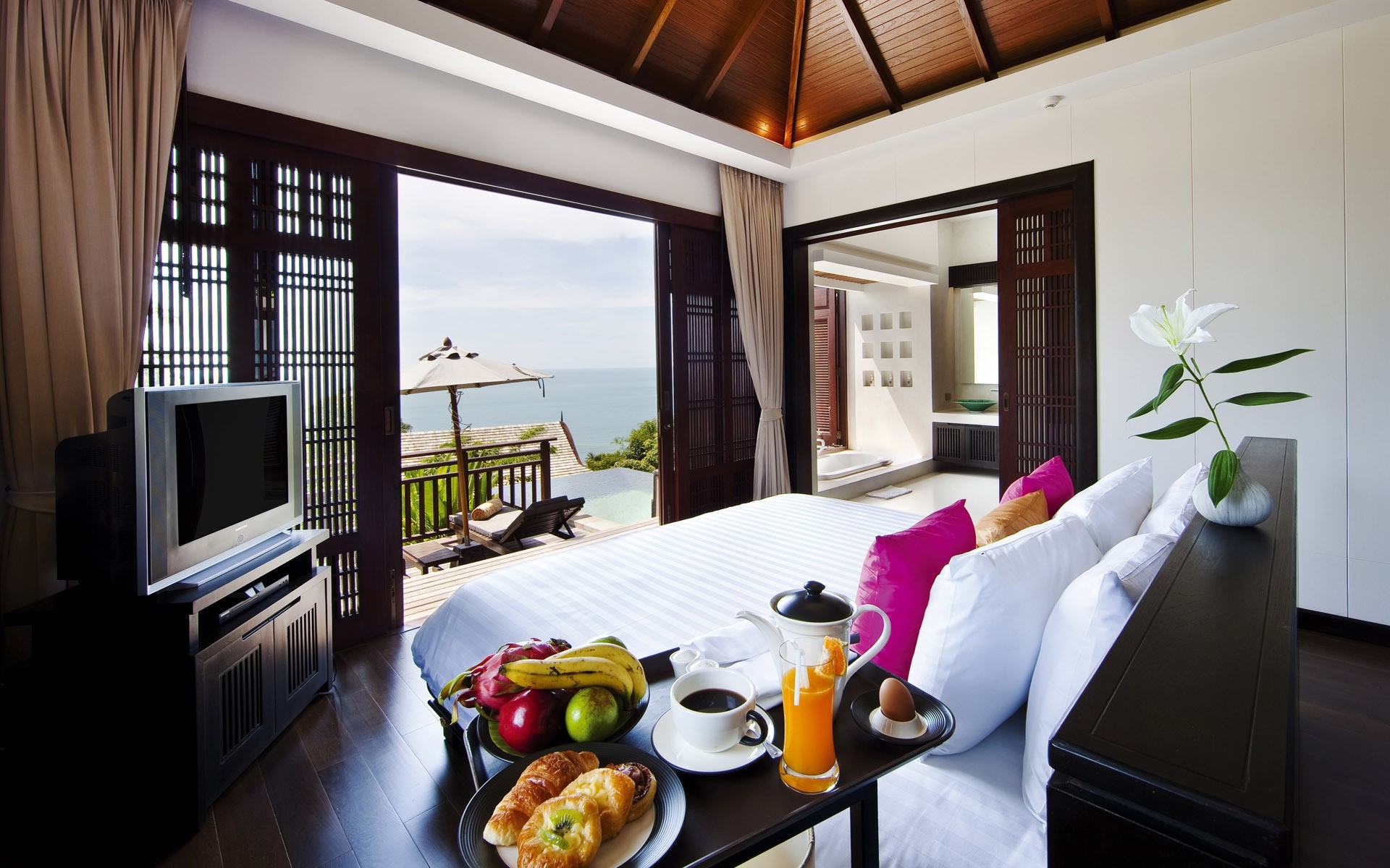 кесте жабық жиһаз терезелер бөлме орындық үй отбасы заманауи ішкі сәнді еден қонақ үй орын интерьер дизайны пәтер шам диван сәулет жемістер тамақ