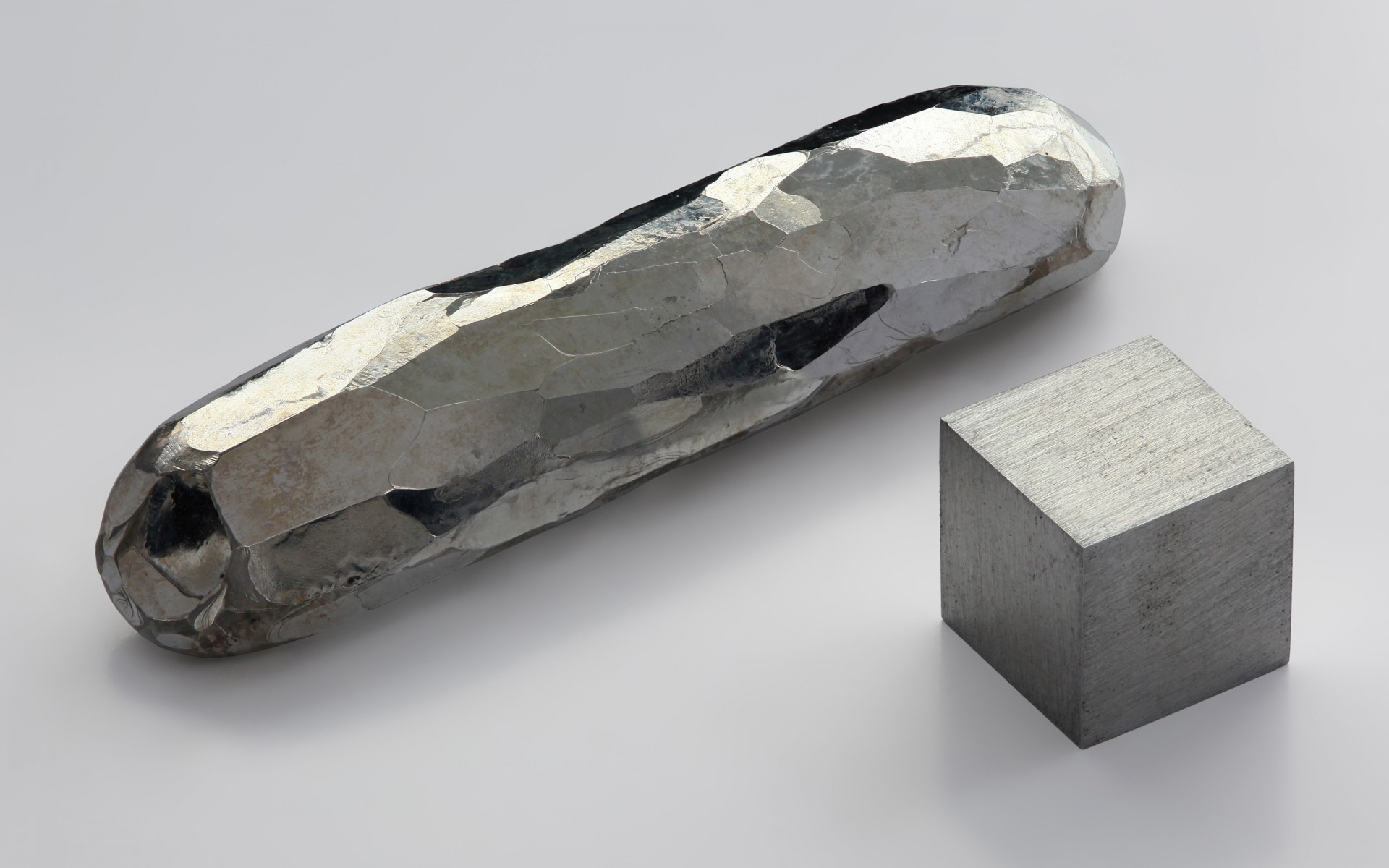 қымбат жылтыратылған оқшауланған зергерлік бұйымдар бір сәнді тас