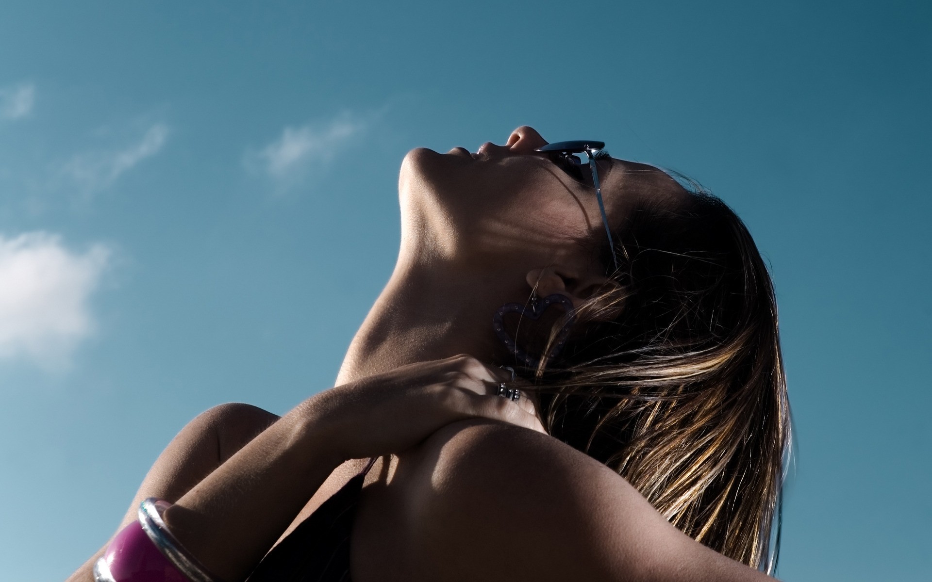 әйел қыз жалаңаш сән сексуалды портрет модель аспан бір гламур махаббат эротикалық ересек жағажай күн шаш бүйірлік көрініс тері ашық ауада