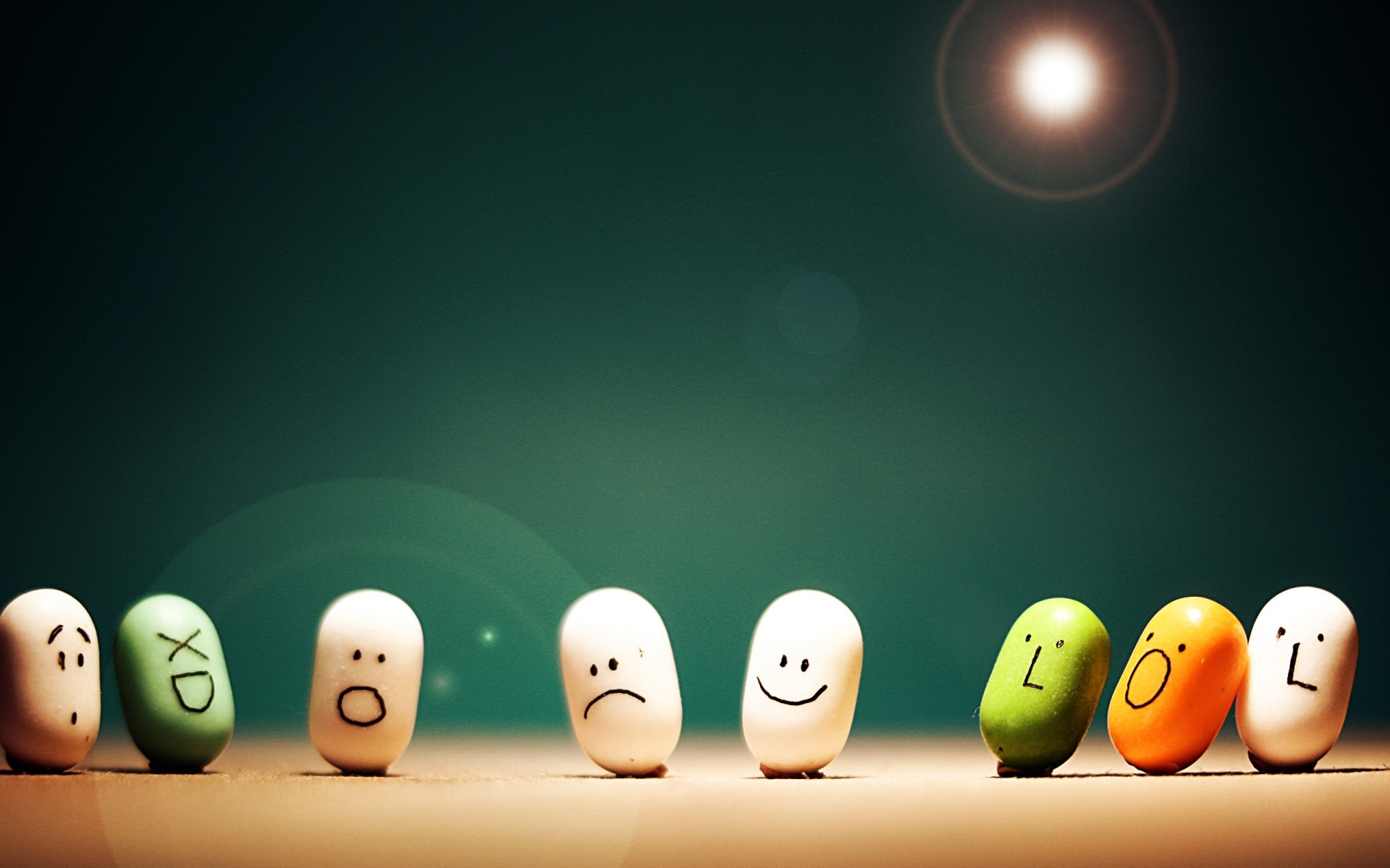 жұмыс үстелі бақытты қайғылы қарап күледі