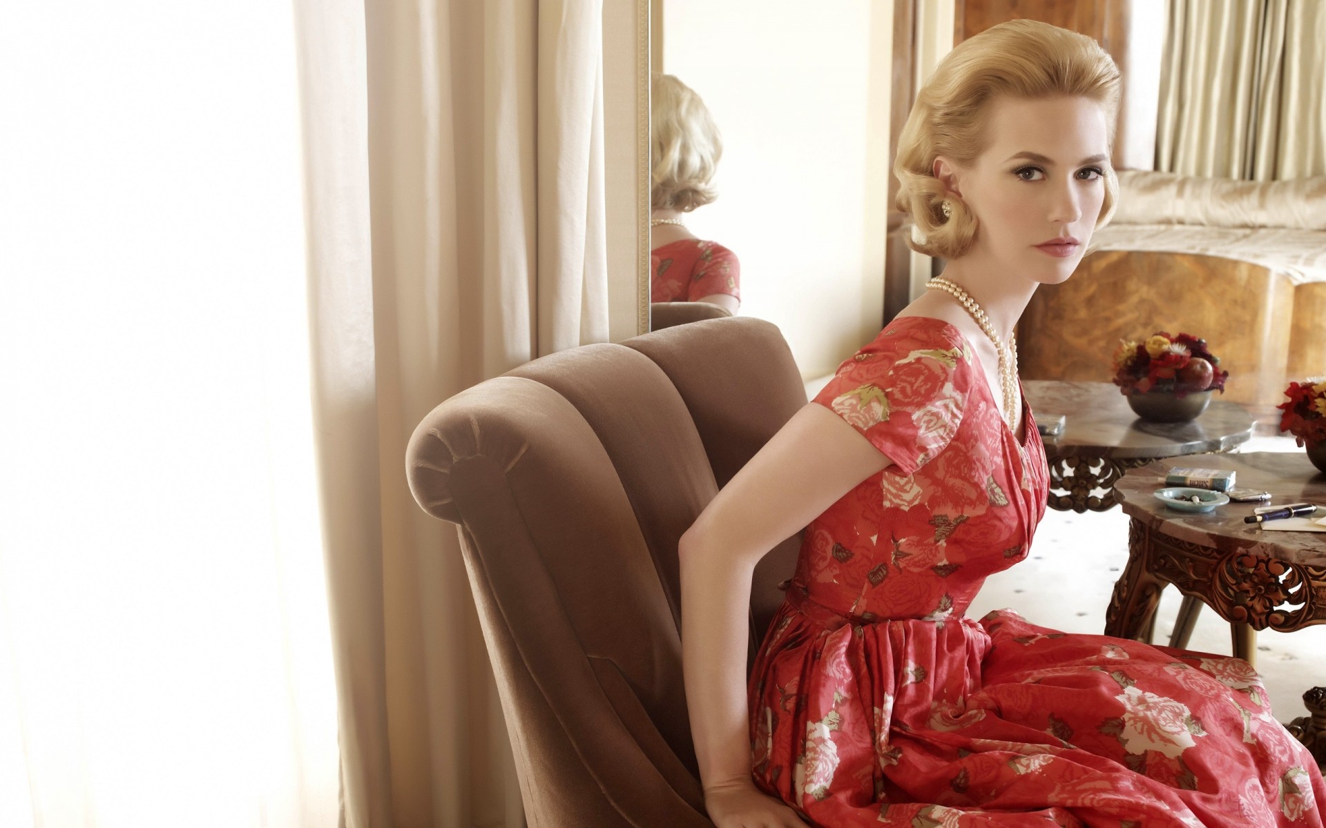 әйел бөлме жабық ересек жиһаз қыз бір сән диван отыру әдемі сәнді отбасы