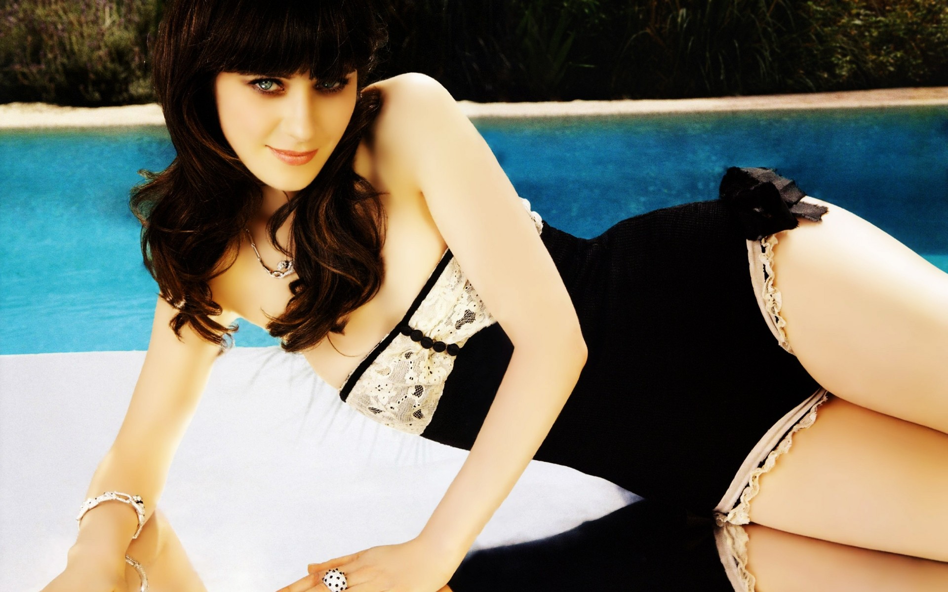 әйел демалыс сән жаз портрет қыз бикини су релаксация сексуалды бассейн демалыс керемет