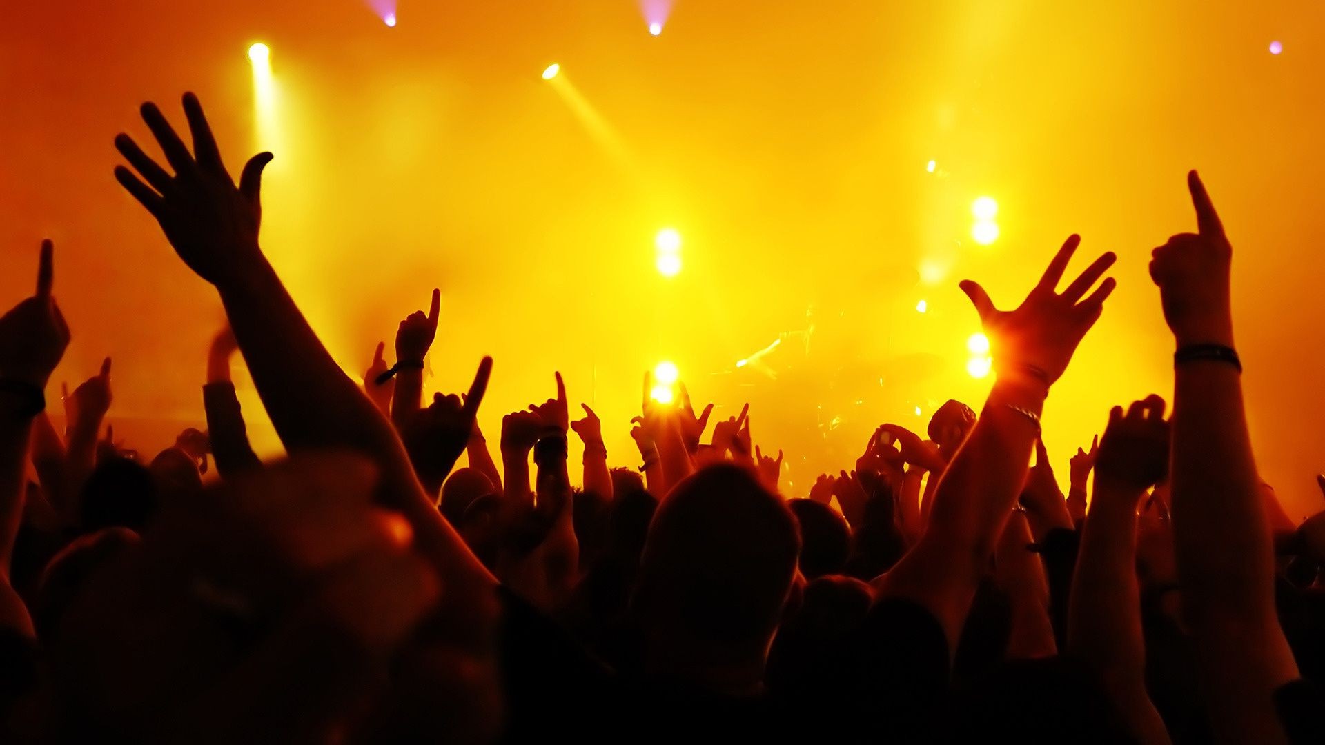 музыка концерт көпшілік аудитория би кезең өнімділік музыкант бұлыңғырлық топ күн батуы рейв топ адам мереке әнші мүше фестиваль жарық