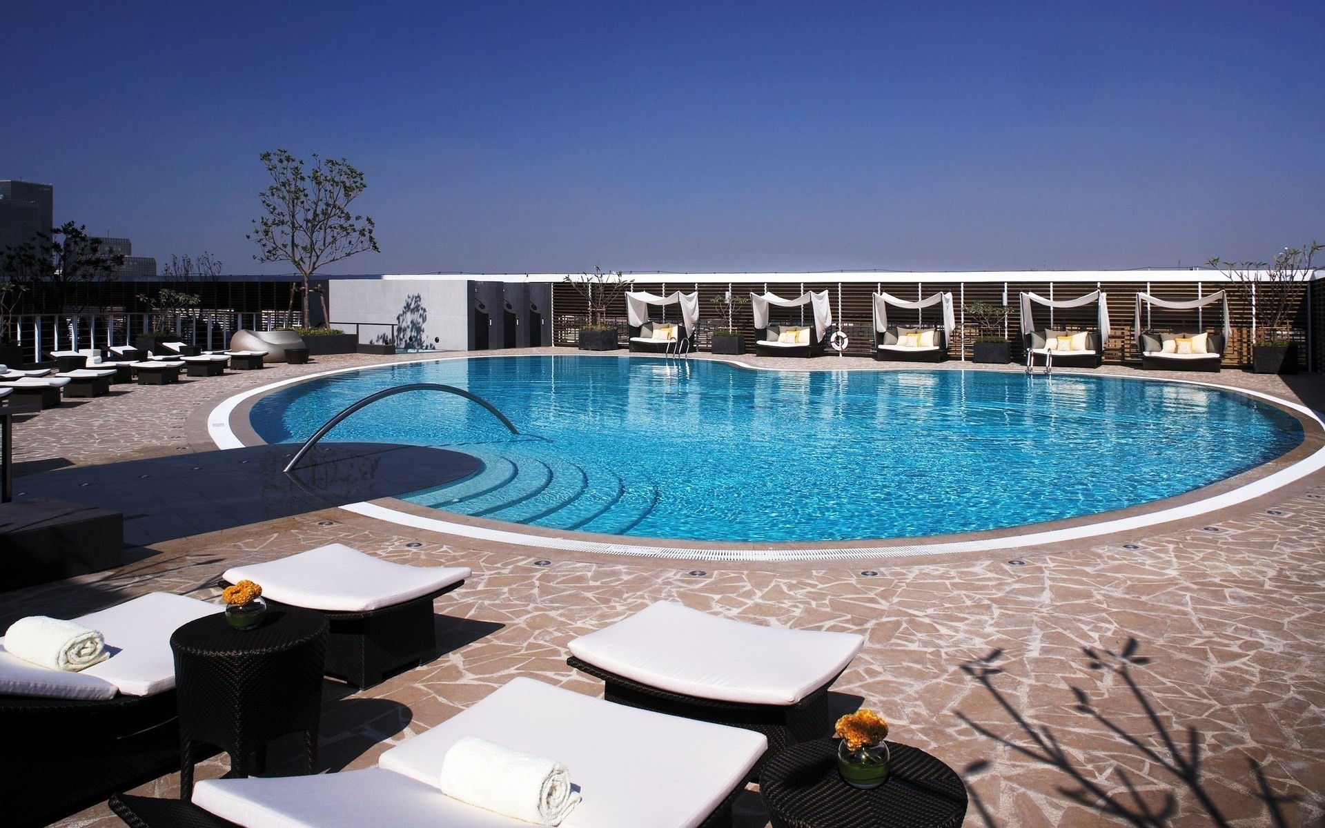 бассейн су жүзу сәнді саяхат бассейн қонақ үй демалыс орындық бассейн демалыс демалыс курорт заманауи ашық ауада аспан жаз релаксация дизайн фон