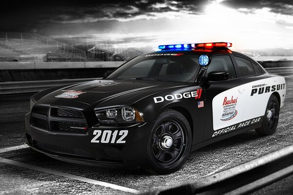 Dodge жыпылықтайтын полиция көлігі