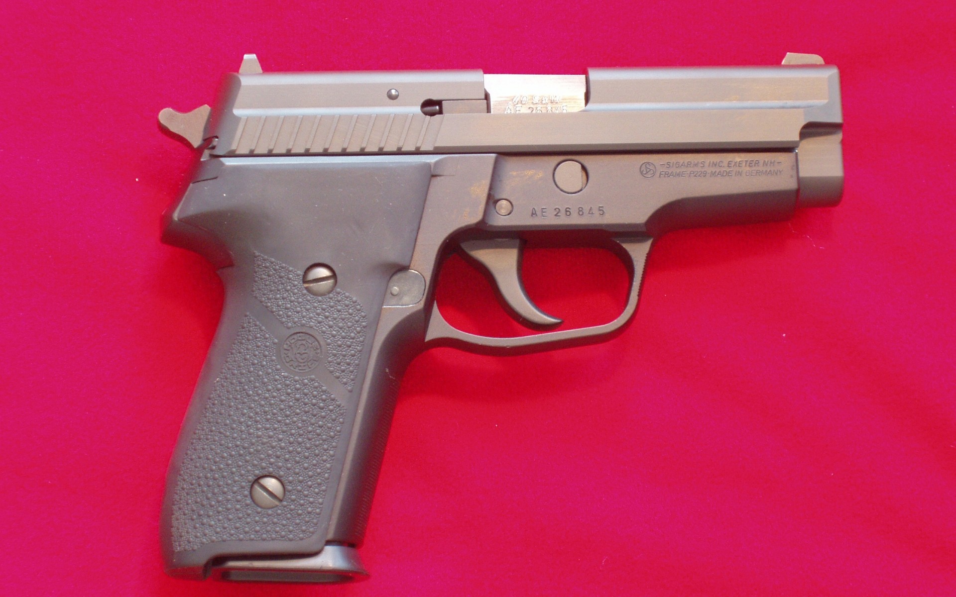 мылтық қару мылтық қылмыс оқ-дәрі күш қауіпсіздік триггер қауіп оқ сенсор наган полиция қауіпсіздік қорғаныс армия болат қорғаныс қызғылт фон