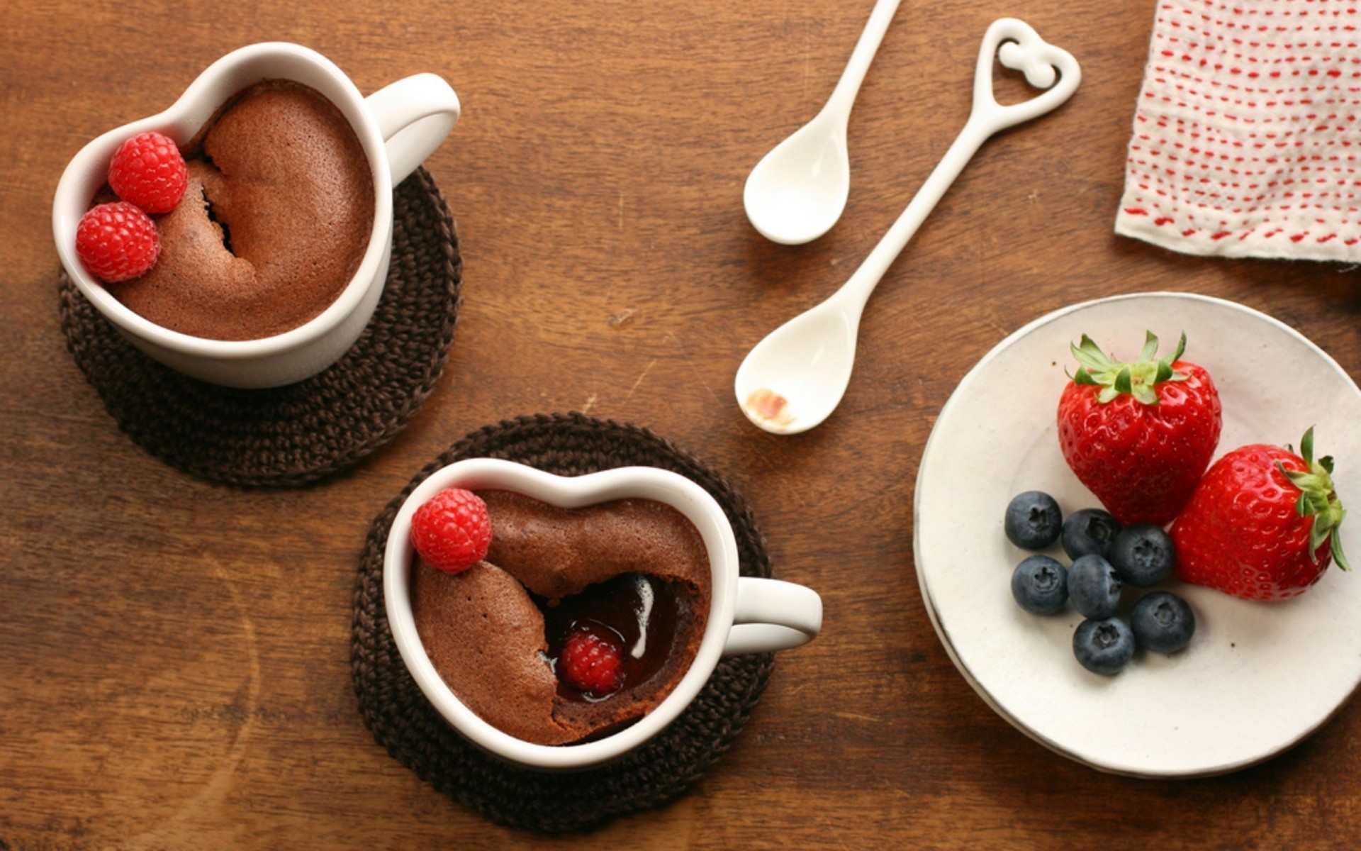 жемістер тәтті тамақ жидек құлпынай қасық тостаған таңғы ас крем дәмді сүт өнімдері өсу таң кубок сүт жақыннан таңқурай қант натюрморт құлпынай таңқурай қаражидек шоколад