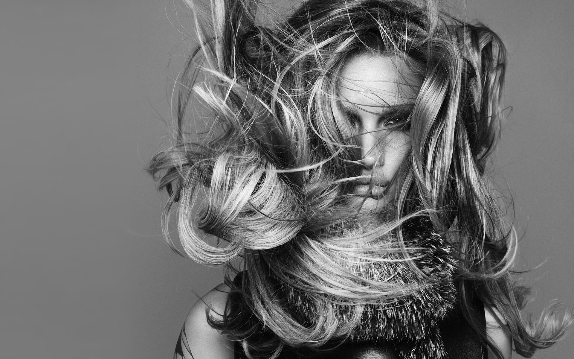 портрет монохромды қыз модель сән шаш әйел әдемі ересек шаш үлгісі жел гламур сексуалды бет бір студия стиль