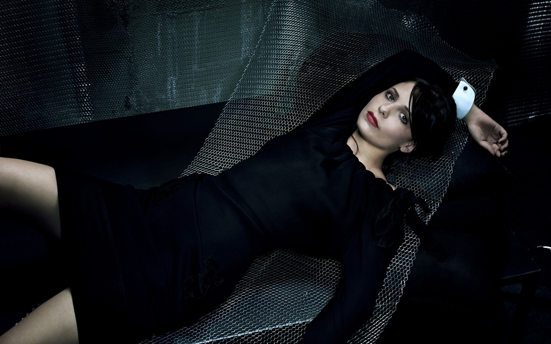сән модель портрет сексуалды әйел гламур қыз қараңғы талғампаз қара көйлек диван бөлме фон