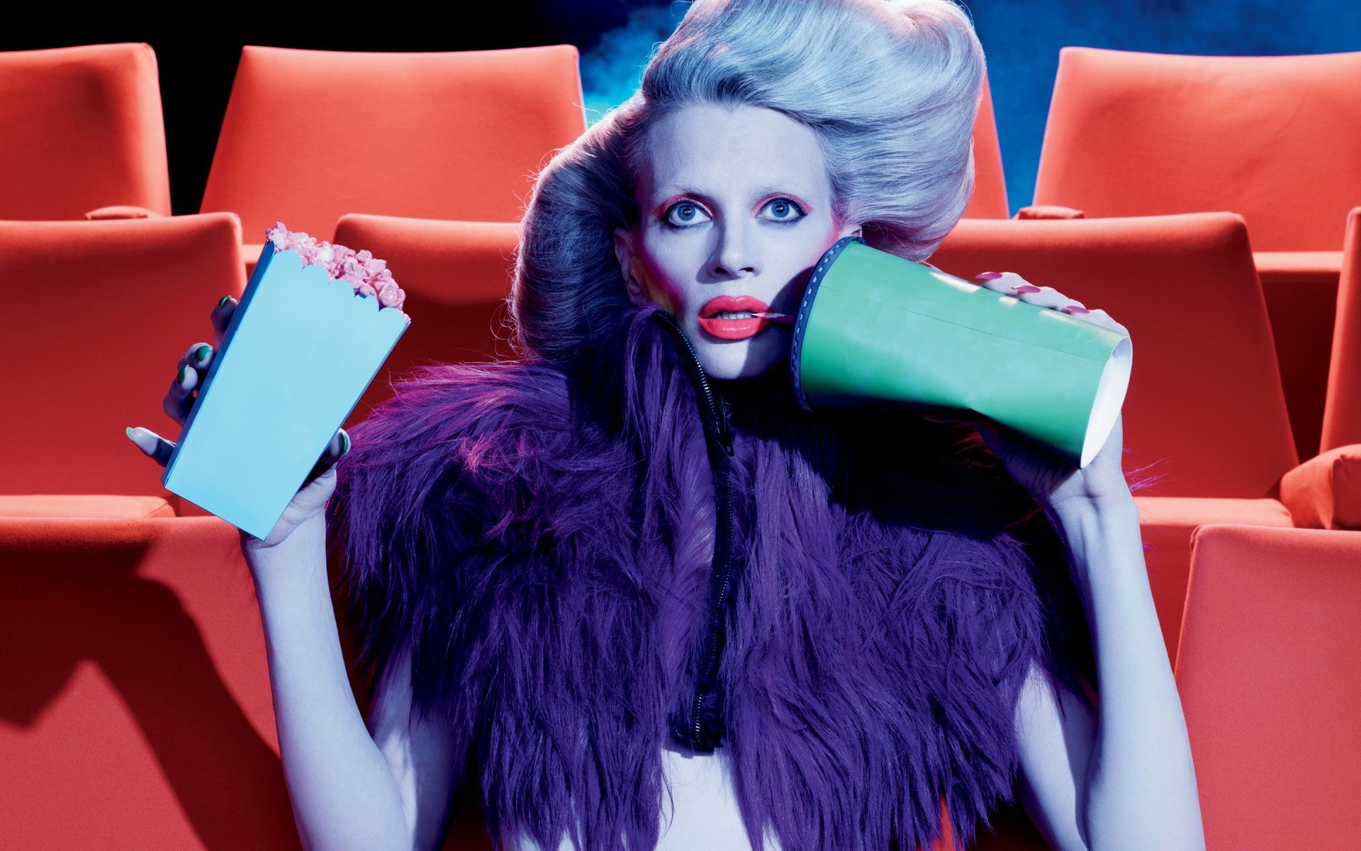 әйел үй ішінде отыру рахат бір орын сән атақты күлкілі модель кристен макменами