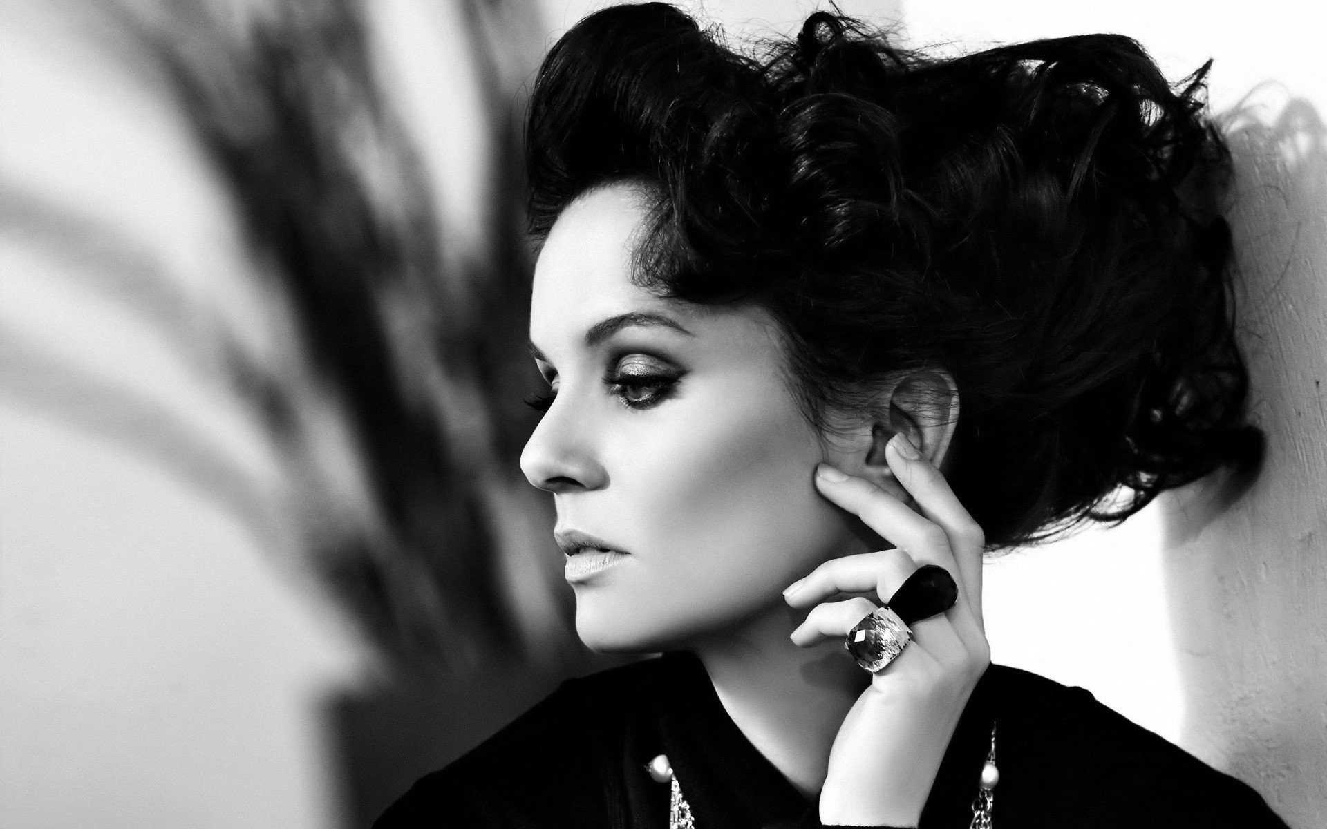 монохромды портрет әйел сән модель гламур қыз ересек шаш үлгісі бір сексуалды айна көз зергерлік бұйымдар қара және ақ сара уэйн голливуд әдемі қара ақ