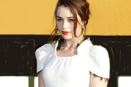 Жас қыз үй ішінде