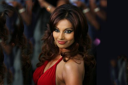 Керемет көздері бар қызыл көйлек киген әйел