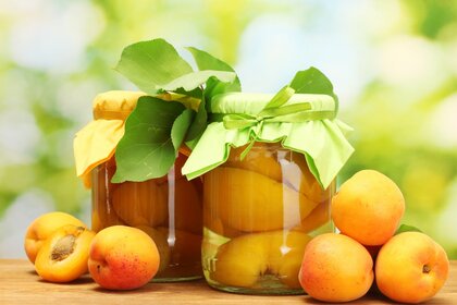 Өрік пен жеміс банкалары. Тамақ