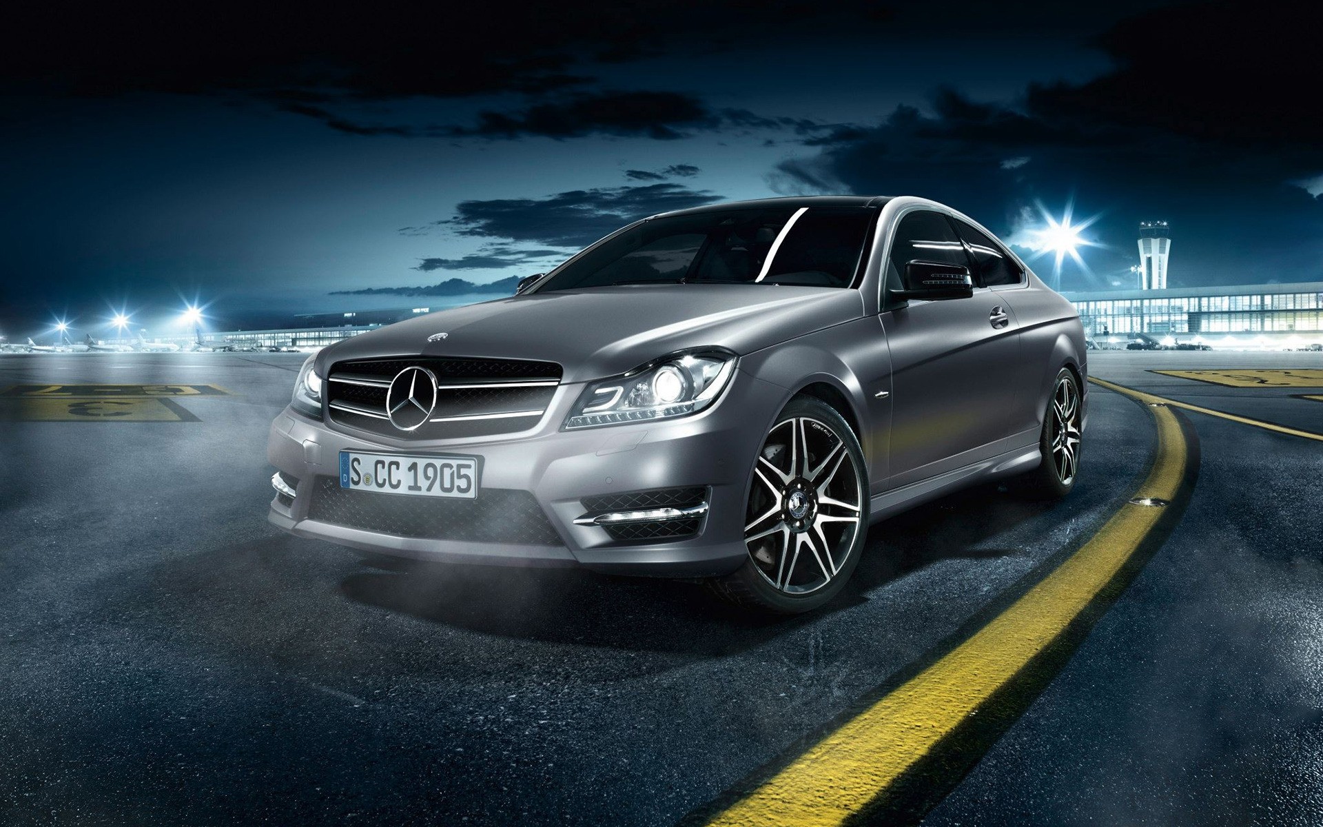 mercedes-benz автомобиль автомобиль асфальт көлік жүйесі тротуар чернушка жылдам жол асығыс бұлыңғырлық диск түс саяхат mercedes 2013 c класы mercedes c класы amg класы