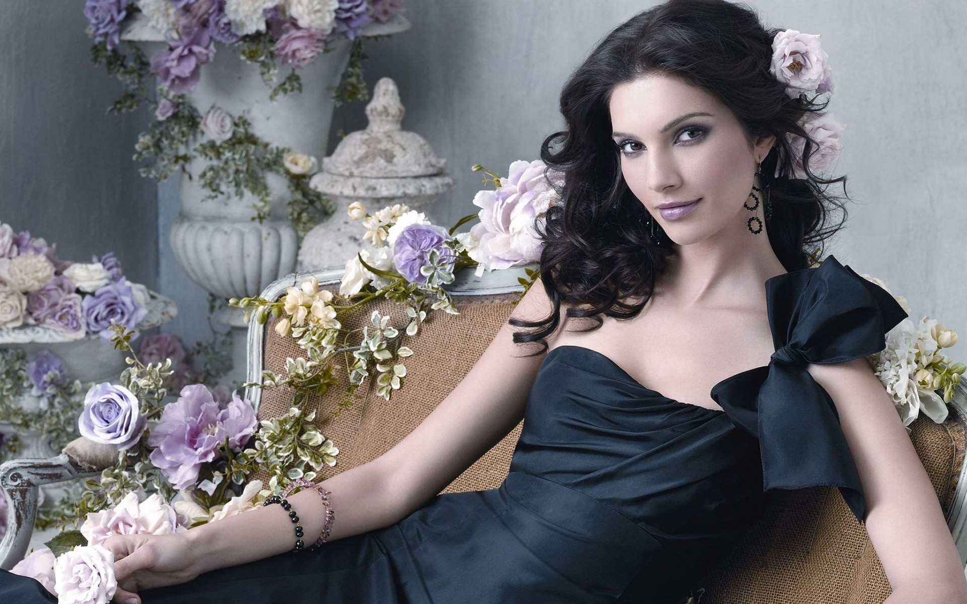 қалыңдық букет үйлену тойы гүл раушан әйел көйлек әдемі гүл композициясы перде сән портрет талғампаз ересек салтанат романтикалық махаббат модель қалыңдық актриса атақты алана фото гарза алан фото гарза алан де ла гарза