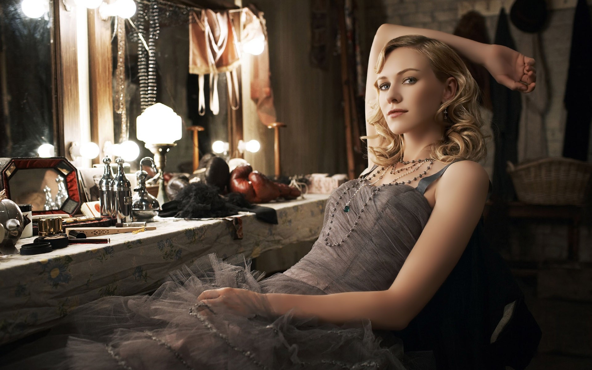 әйел сән ересек гламур портрет бір жабық модель бөлме көйлек