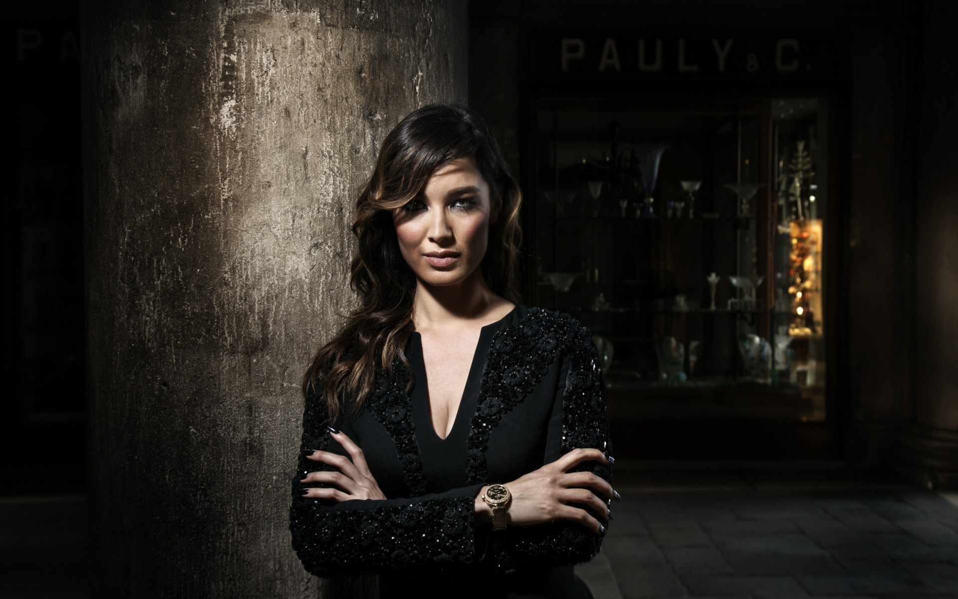 әйел портрет сән жалғыз кию ересек модель үй ішінде қараңғы қыз актриса беренис марлохе атақты атақты