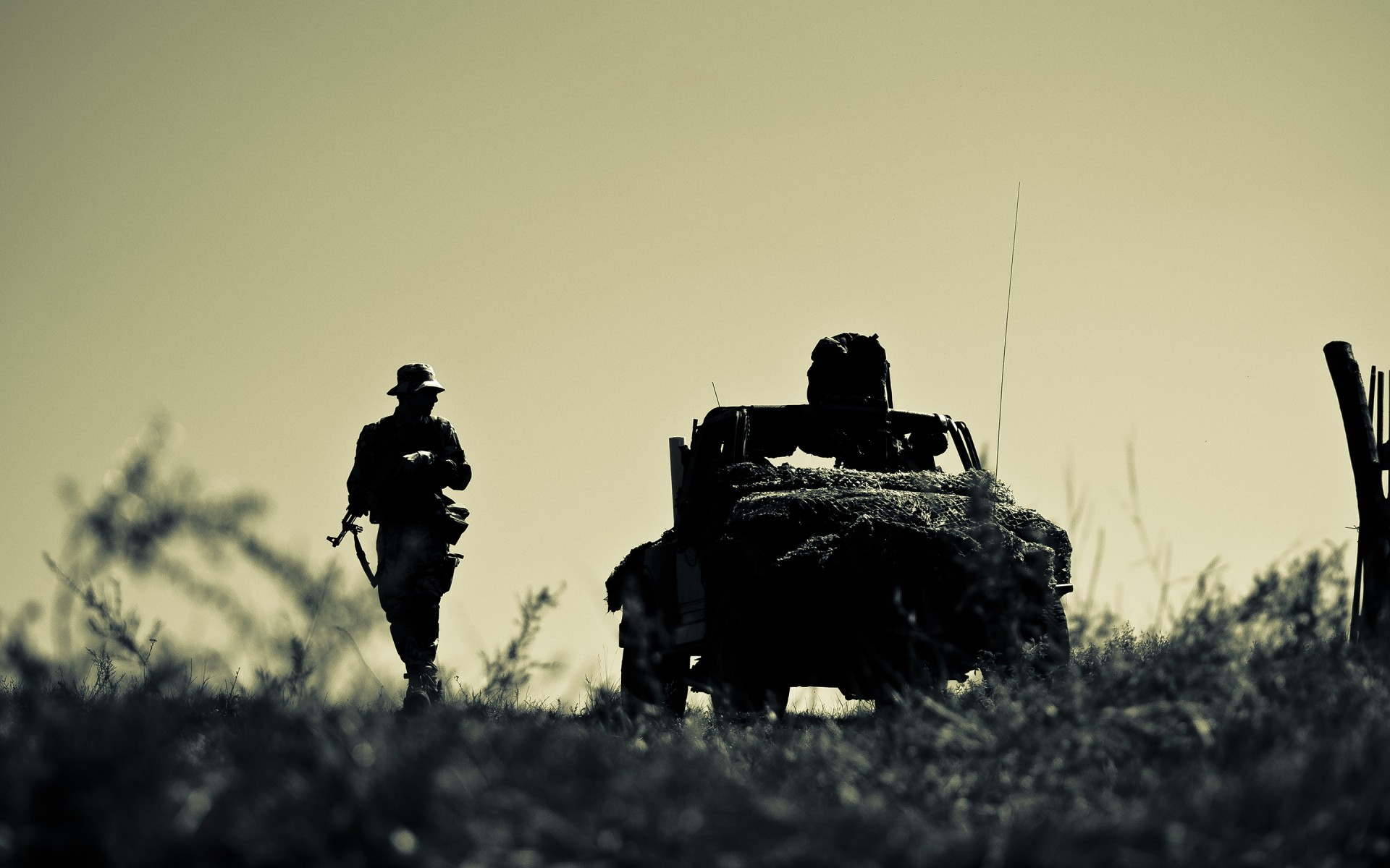 әскери соғыс армия сарбаз тапанша қару пейзаж адам силуэт ересек артқы жарық шайқас жауынгерлік әрекет күн батуы бір мылтық