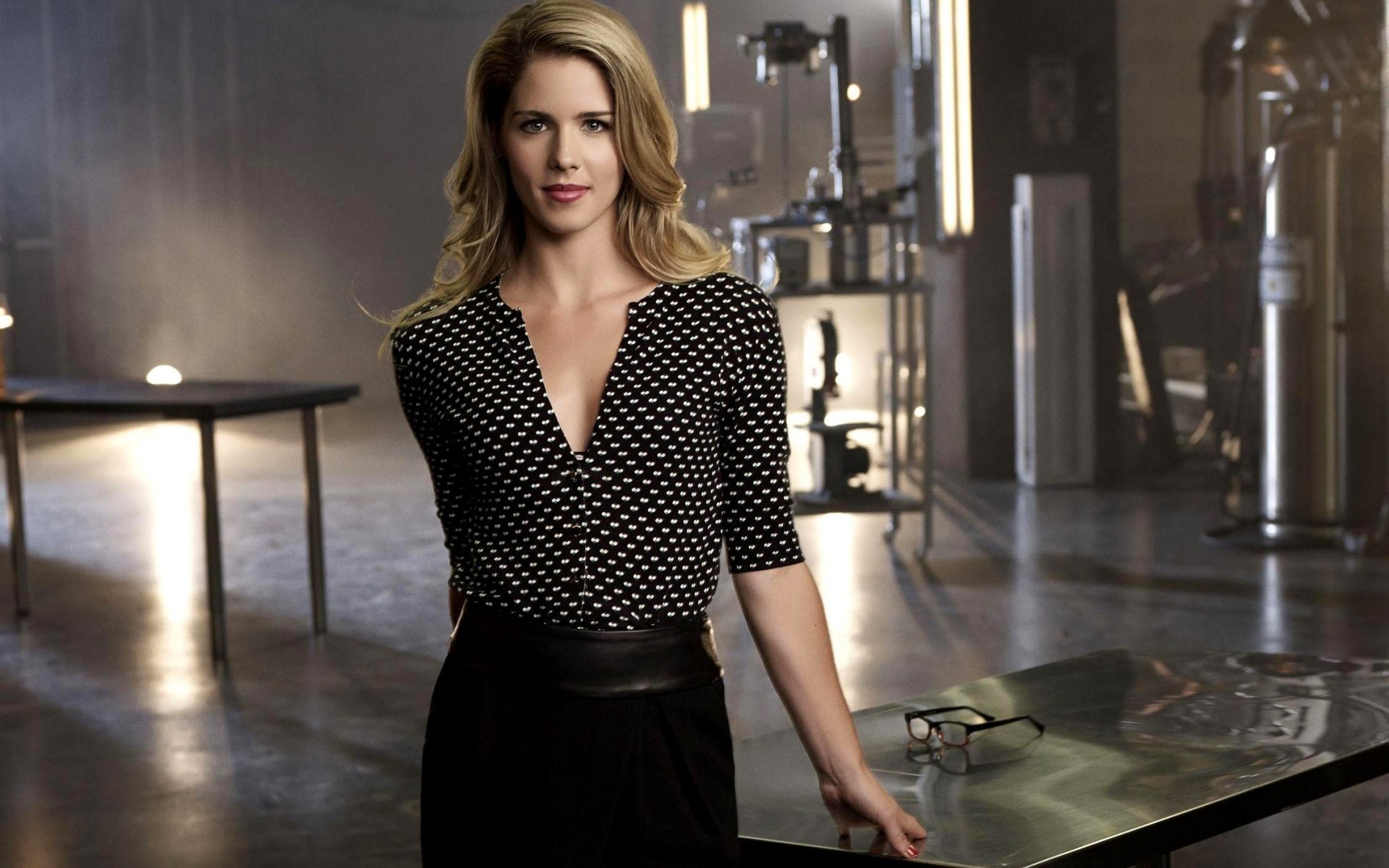 ересек әйел портрет жабық сән бір бизнес модель кию бөлме сән аққұба сәби эмили бетт атақты атақты