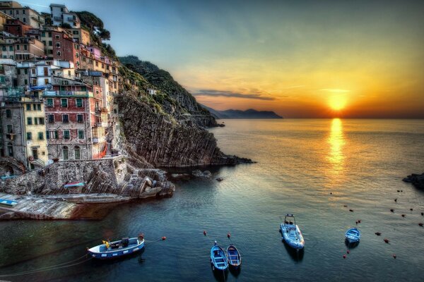 Riomaggiore күн батуы қайықтар Italy жартастар үй теңіз