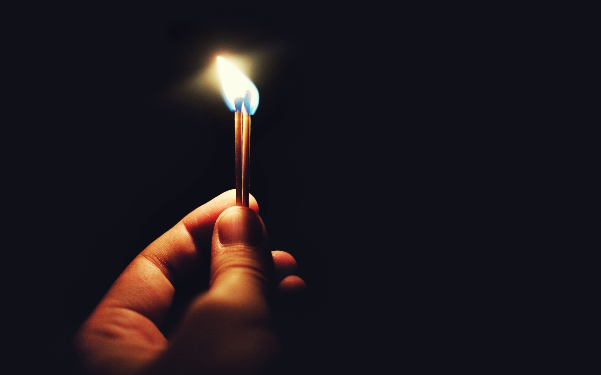 жалын қараңғы түтін өртенген жарық қолдар шам балауыз өртеу жұмыс үстелі матчтар от