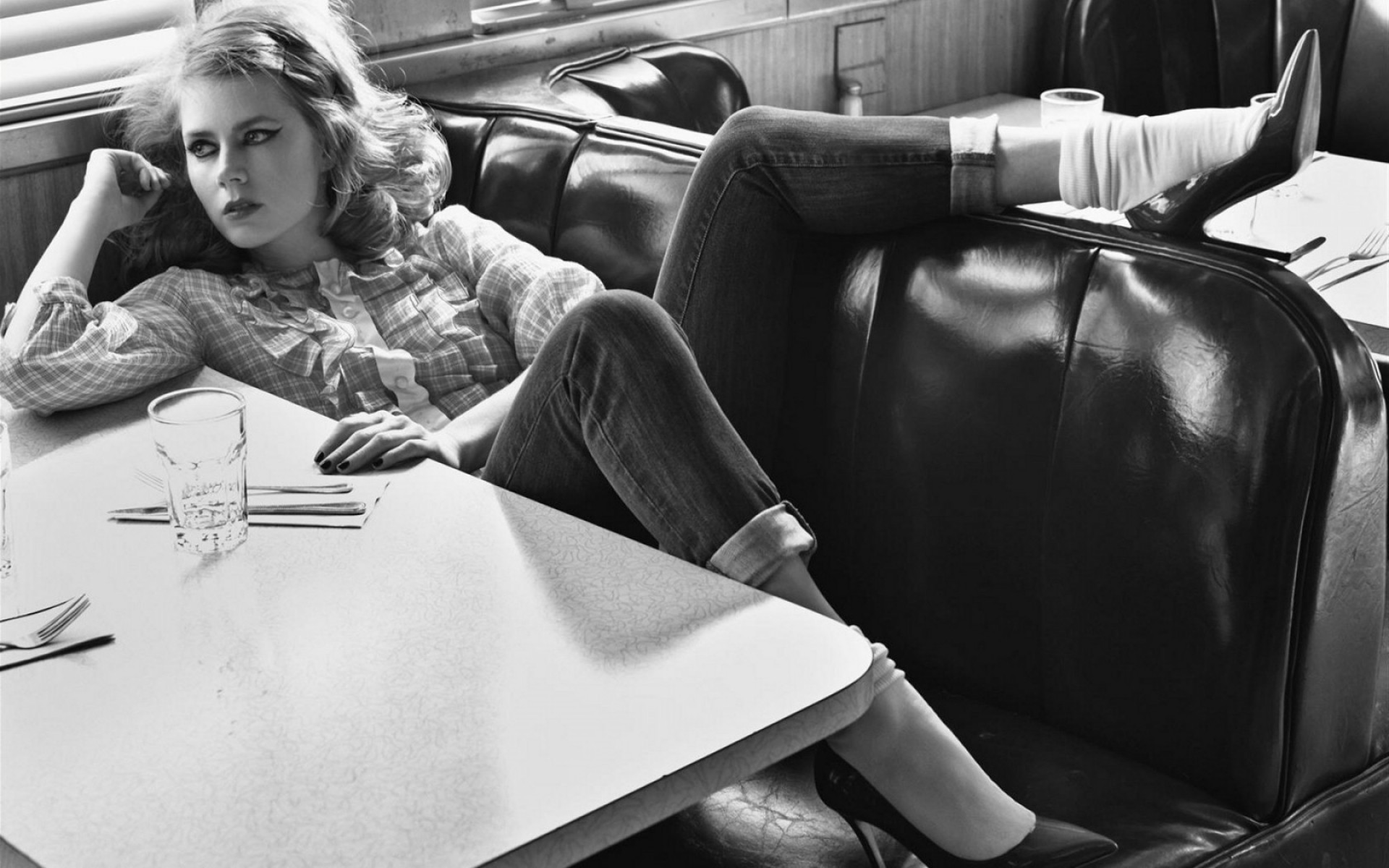 орын ересек жиһаз әйел орындық отыру мимика бір портрет үй ішінде отыру бөлме адам автомобиль актриса атақты адамдар голливуд актрисалары керемет әдемі