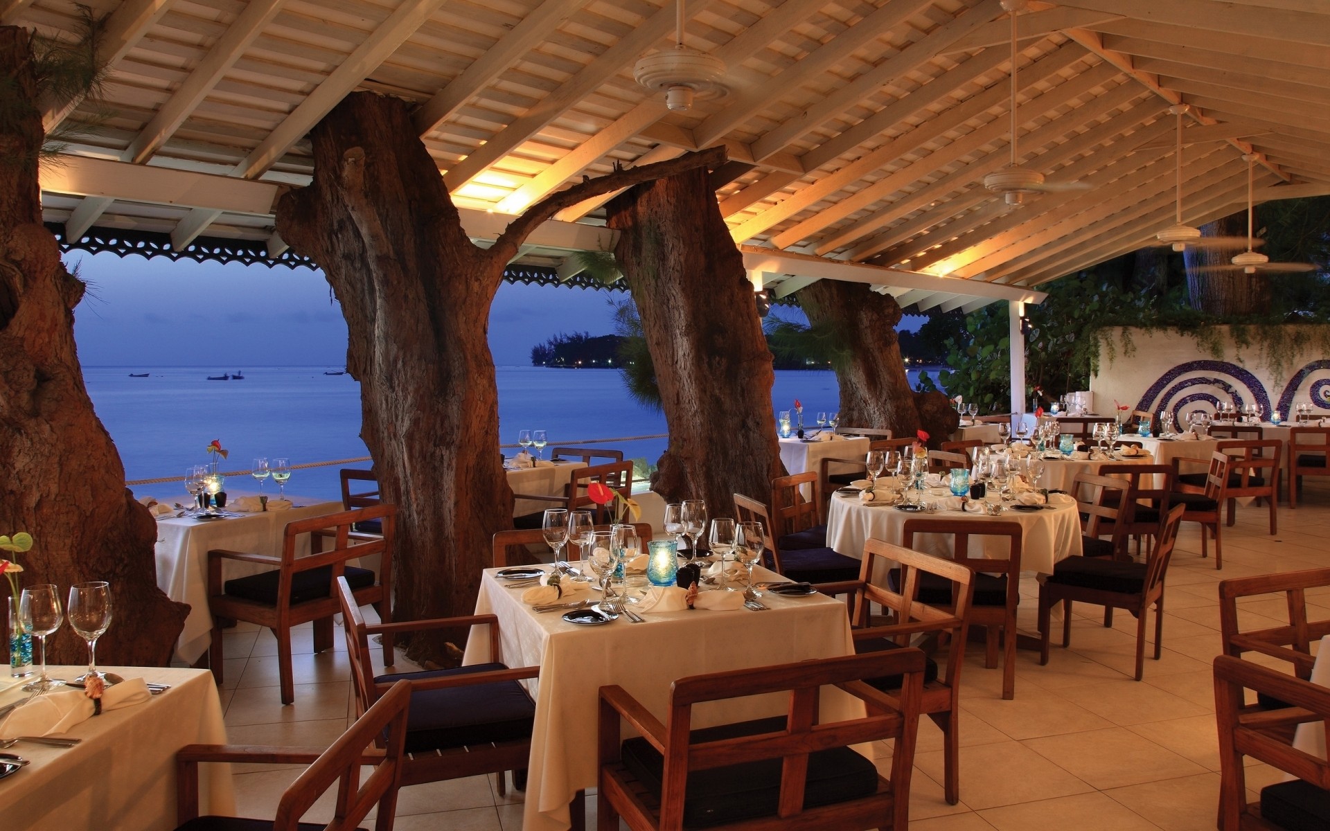 кесте орындық мейрамхана жиһаз орын қонақ үй ыдыс-аяқ саяхат кафе орын демалыс бөлме патио кафе сәнді туризм күндізгі жарық бар курорт тамақ теңіз көрініс