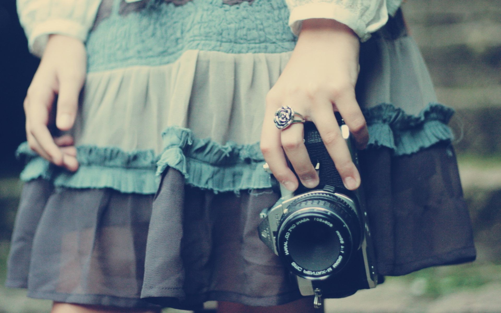 бала әйел жалғыз қыз кию ересек қол адам адам