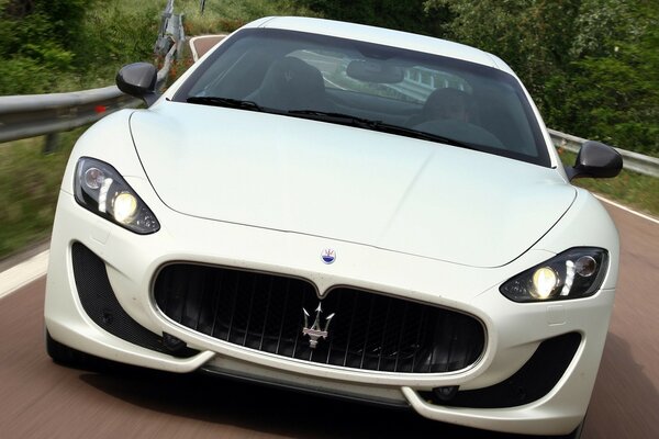 Ақ спорттық автомобиль maserati асығады қыздар