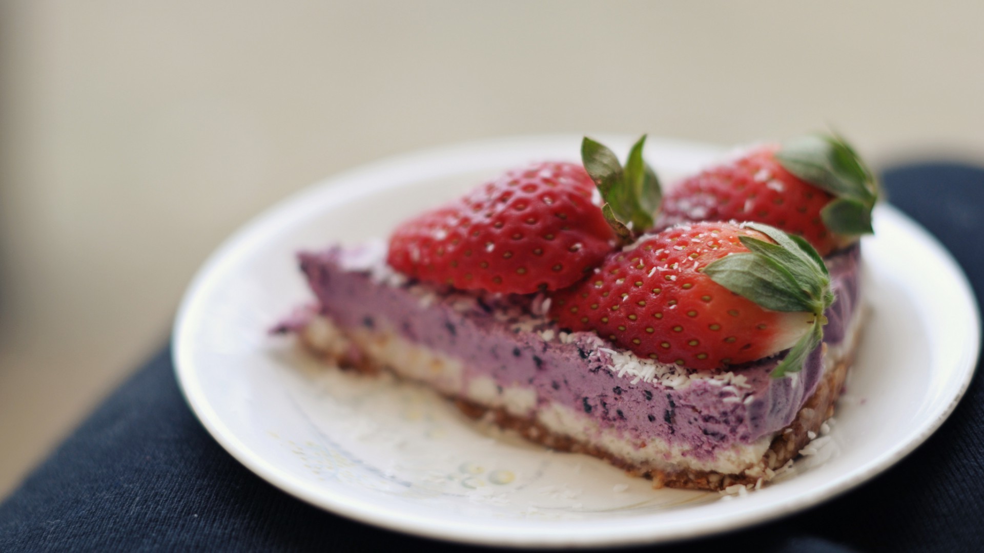 тағам дәмді таңғы ас құлпынай тәтті жемістер шоколад жидек кілегей пештер торт сергіту