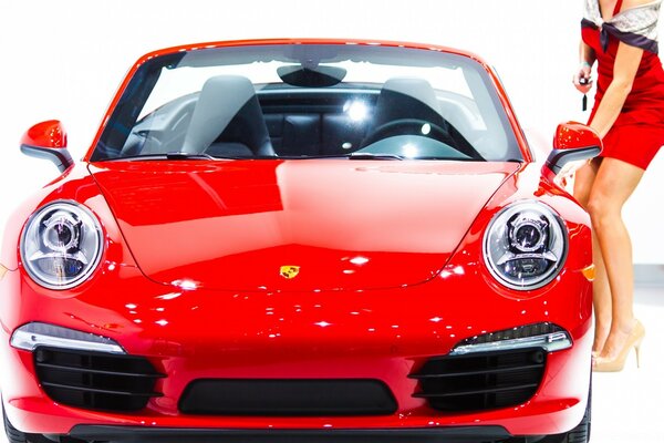 Дөңгелек фаралары бар Porsche қызыл конверттелетін