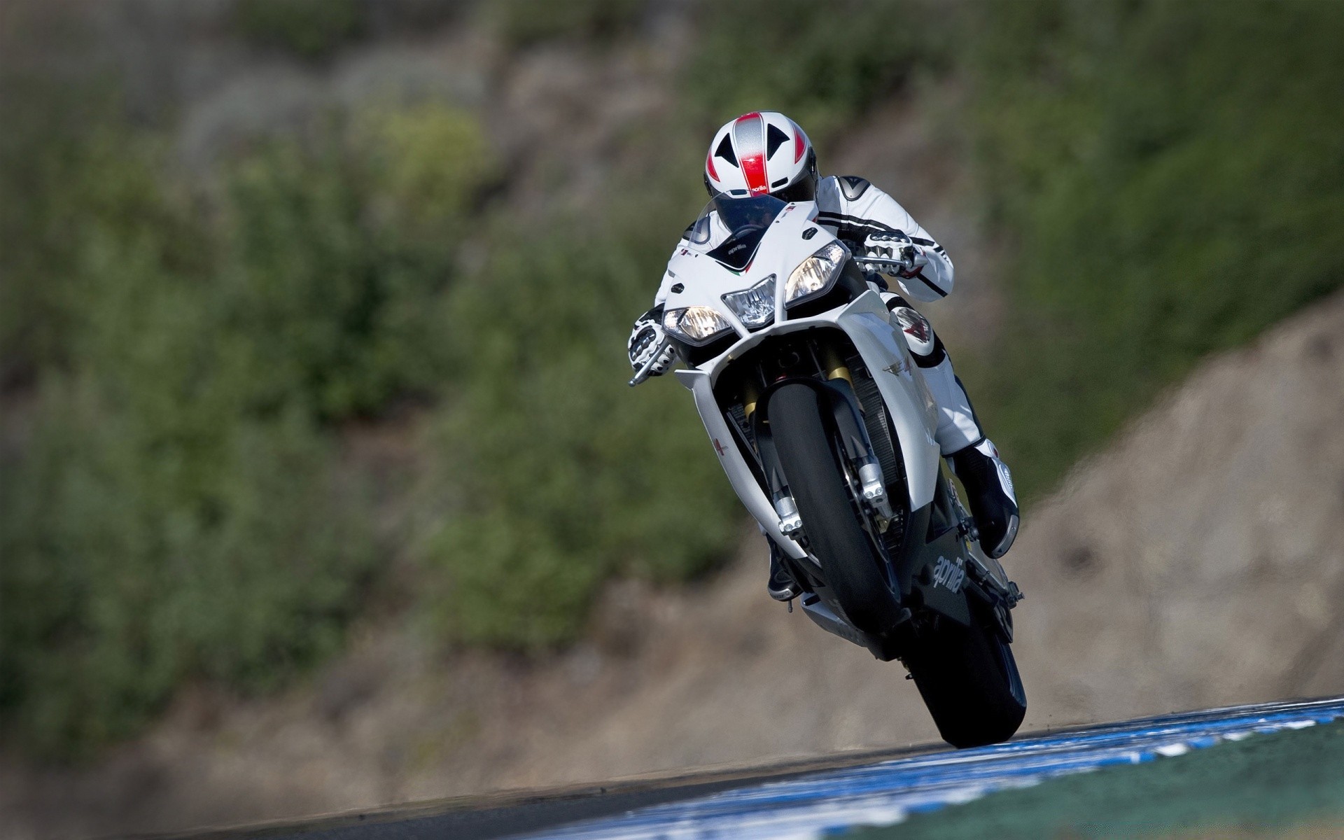 спорт велосипед жарыс байкер байқау дулыға әрекет шабандоз көлік асығыңыз дөңгелектер шытырман оқиғалар велосипедші із жүру ашық ауада спорт жалғыз