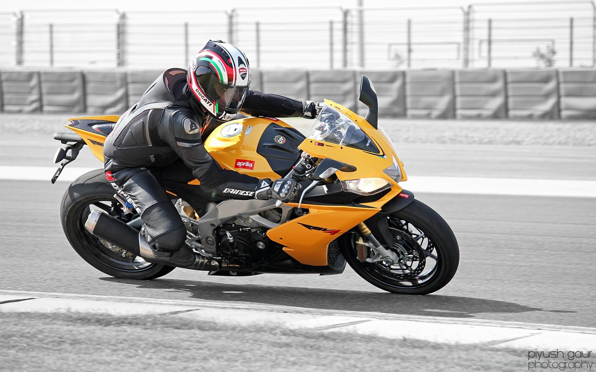 спорт жарыс трек велосипед асығыс жылдам диск жүргізуші турнир көлік шабандоз схема қуат жоғары бедел автомобиль чемпионат шеңбер автошиналар при ойнау