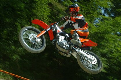 Жабдықта экстремалды мотоциклге секіру