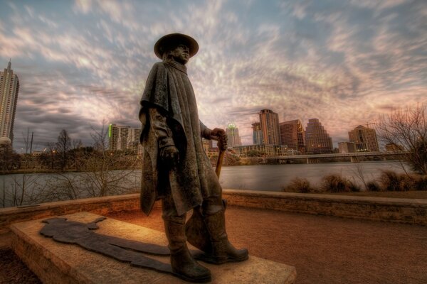 Әдемі аспанға қарсы адамның мүсіні