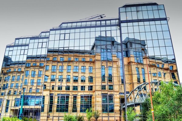 Аспан айна терезелерінде шексіз көрінеді